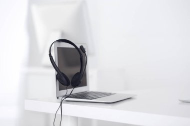 Çağrı merkezi ve iletişim desteği, müşteri hizmetleri yardım masası. Dizüstü bilgisayarda VOIP kulaklığı