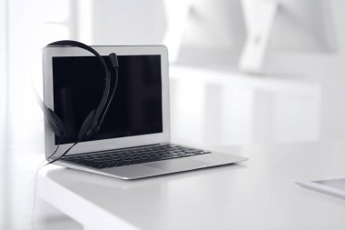 Çağrı merkezi ve iletişim desteği, müşteri hizmetleri yardım masası. Dizüstü bilgisayarda VOIP kulaklığı