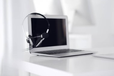 Çağrı merkezi ve iletişim desteği, müşteri hizmetleri yardım masası. Dizüstü bilgisayarda VOIP kulaklığı