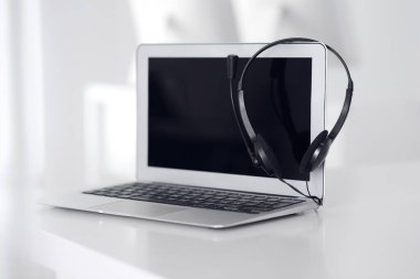 Çağrı merkezi ve iletişim desteği, müşteri hizmetleri yardım masası. Dizüstü bilgisayarda VOIP kulaklığı