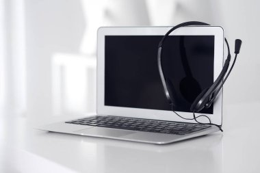 Çağrı merkezi ve iletişim desteği, müşteri hizmetleri yardım masası. Dizüstü bilgisayarda VOIP kulaklığı