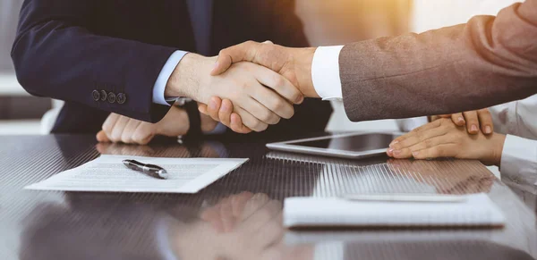 Händedruck als erfolgreiches Verhandlungsende, hautnah. Unbekannte geben Geschäftsleuten nach Vertragsunterzeichnung in modernem Büro die Hand — Stockfoto