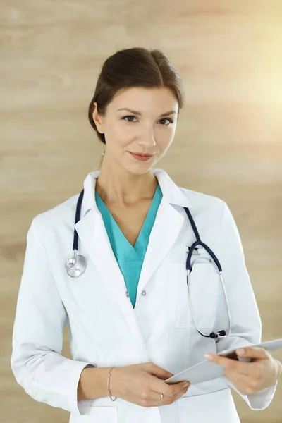 Doctora mujer de pie y mirando la cámara. Médico trabajando. Concepto de medicina y salud — Foto de Stock