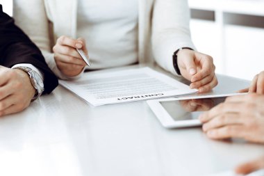 Modern ofiste birlikte çalışan iş adamları. Meslektaşları ya da avukatları olan tanınmamış işadamı ve kadın sözleşmeyle ilgili görüşmede
