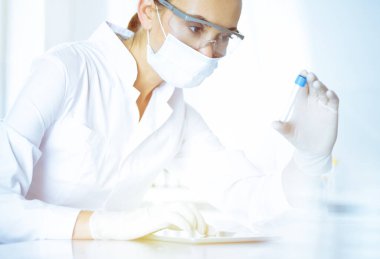 Kadın laboratuvar asistanı hastanede kan örneğini inceliyor. Tıp, sağlık ve araştırma konsepti