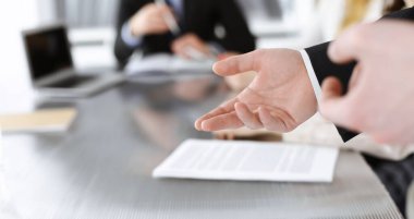 İş sunumu. Bilinmeyen iş adamı şirket konferansında meslektaşlarına veya ortaklarına konuşma yapıyor. Buluşma konsepti