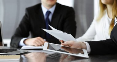 Bilinmeyen iş adamları, modern ofiste yapılan görüşmede sözleşme sorularını tartışıyorlar. Yakın plan. Takım çalışması ve ortaklık kavramı