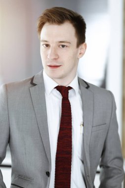 Modern ofiste dikilirken iş adamının vesikalığı. Başarı ve iş yeri kavramı