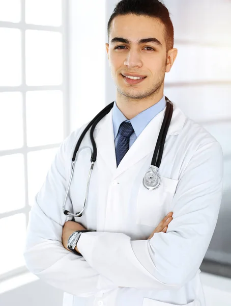 아랍 의사가 클리닉에서 교차 된 팔을 들고 서 있습니다. 의학과 건강 관리 개념 — 스톡 사진