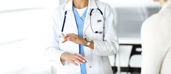 Onbekende vrouw-dokter communiceert met vrouwelijke patiënt. Artsen controleren de medische geschiedenis en examenresultaten, close-up. Geneesmiddelenconcept — Stockfoto