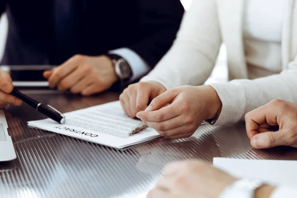 Zakenmensen discussiëren over een contract dat samenwerkt op een vergadering in een modern kantoor. Onbekende zakenman en vrouw met collega 's of advocaten bij onderhandeling — Stockfoto