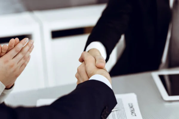 近代的なオフィスで契約を締結した後、ビジネスの人々握手。チームワークと握手の概念 — ストック写真