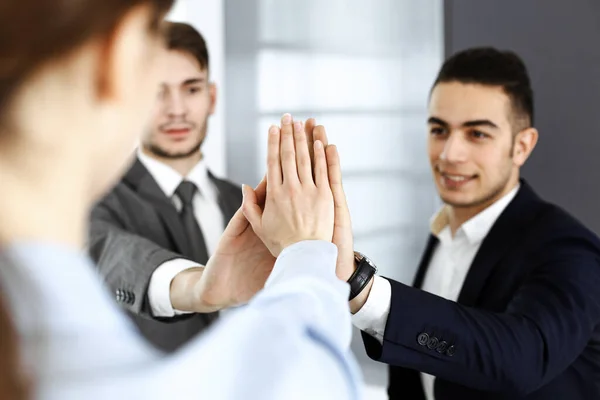 Gente de negocios grupo mostrando el trabajo en equipo, uniendo las manos y dando cinco el uno al otro en la oficina moderna. Concepto de éxito — Foto de Stock