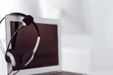 Çağrı merkezi ve iletişim desteği, müşteri hizmetleri yardım masası. Dizüstü bilgisayarda VOIP kulaklığı