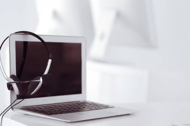 Çağrı merkezi ve iletişim desteği, müşteri hizmetleri yardım masası. Dizüstü bilgisayarda VOIP kulaklığı
