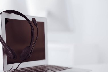 Çağrı merkezi ve iletişim desteği, müşteri hizmetleri yardım masası. Dizüstü bilgisayarda VOIP kulaklığı