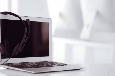 Çağrı merkezi ve iletişim desteği, müşteri hizmetleri yardım masası. Dizüstü bilgisayarda VOIP kulaklığı