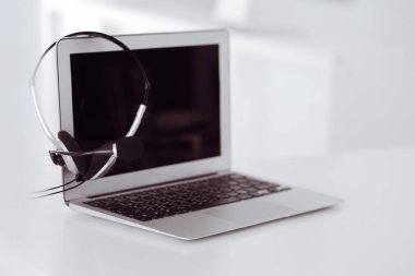 Çağrı merkezi ve iletişim desteği, müşteri hizmetleri yardım masası. Dizüstü bilgisayarda VOIP kulaklığı