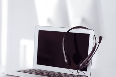 Çağrı merkezi ve iletişim desteği, müşteri hizmetleri yardım masası. Dizüstü bilgisayarda VOIP kulaklığı