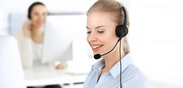 금발 여성 전화 교환원은 컴퓨터와 헤드셋을 사용하여 온라인 상의 고객을 상담하고 있다. 고객 서비스 직업으로 일하는 다양 한 사람들의 그룹. 사업 개념 — 스톡 사진