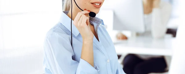 Kvinnlig samtalsoperatör använder dator och headset för att konsultera kunder online, närbild. Grupp av olika personer som arbetar som kundtjänst yrke — Stockfoto