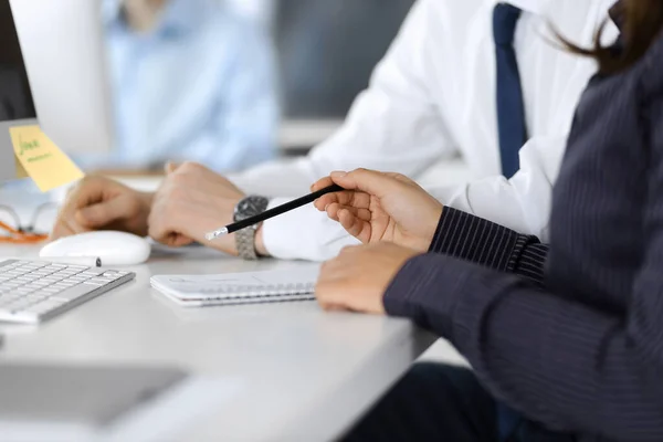 Geschäftsfrau und Mann diskutieren Fragen, während sie Computer und Blocknote im modernen Büro aus nächster Nähe nutzen. Teamwork in der Wirtschaft — Stockfoto