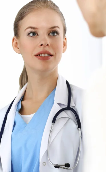 여의사는 진료소에서 여성 환자와 상담 한다. 의학적 개념 — 스톡 사진
