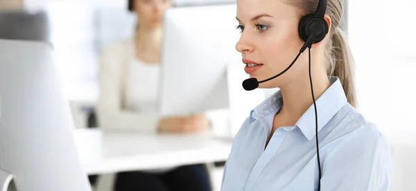 Blond kvinna ringer operatör använder dator och headset för att konsultera kunder på nätet. Grupp av olika personer som arbetar som kundtjänst yrke. Affärsidé — Stockfoto