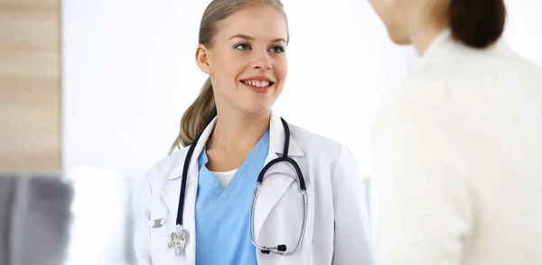 Mujer: el médico consulta a su paciente femenino en la clínica. Concepto de medicina — Foto de Stock