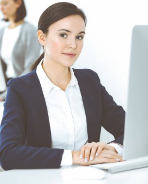 Ofiste bilgisayarla çalışan bir iş kadını. Avukat ya da muhasebeci işte oturuyor, vesikalık fotoğraf. İş konsepti