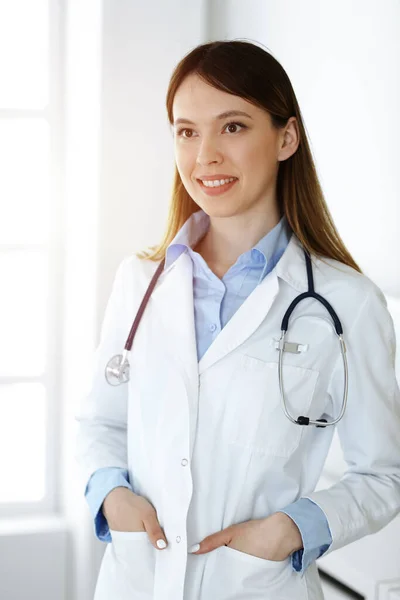 Asiatische Ärztin im sonnigen Krankenhausbüro. Medizinkonzept — Stockfoto