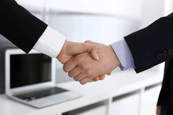 Empresario y mujer estrechando la mano en la oficina. Concepto de apretón de manos como símbolo de éxito en los negocios — Foto de Stock