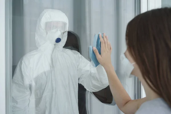 Kırmızı Bölge Dokunan Kadın 'daki Doktor. Coronavirus, CoVid-19 Konsepti.