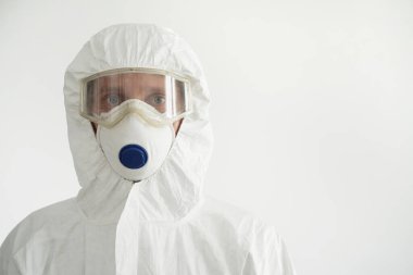 Koruyucu Takım Elbiseli Doktor, Beyaz 'da İzole Edildi.