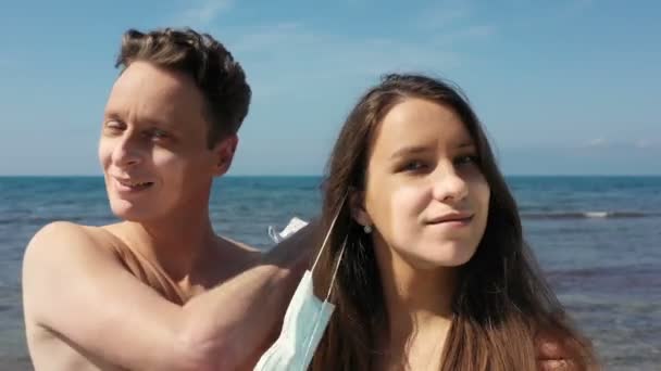 Summer Vacation Coronavirus Epidemic Young Couple Beach Sunburn Shape Face — Stock Video