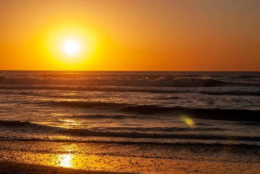 İsrail, Hayfa, plajda gün batımı.