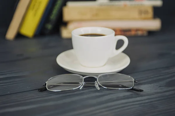 Concepto Sobre Tema Educación Libros Sobre Fondo Madera Con Café —  Fotos de Stock