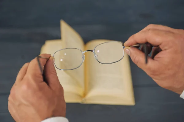 Begreppet Utbildning Man Med Glasögon Läser Bok Trä Bakgrund — Stockfoto