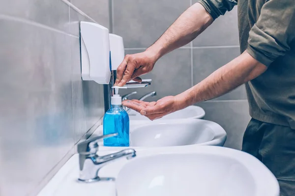 Auf Dem Hintergrund Des Waschbeckens Wäscht Sich Ein Junger Mann — Stockfoto