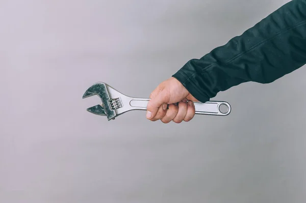 Homem Segura Suas Mãos Uma Chave Metal Para Trabalho — Fotografia de Stock