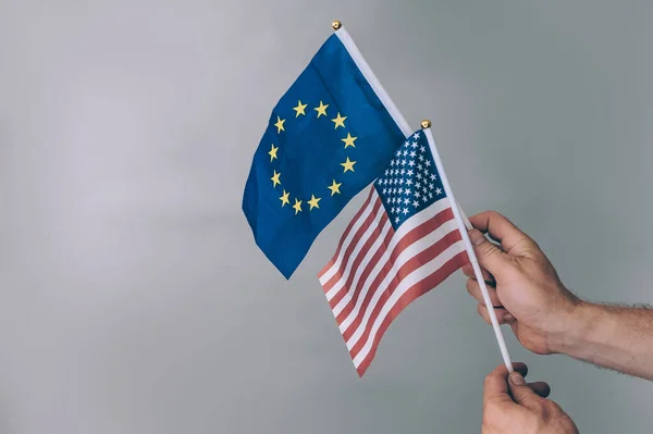 Facet Trzyma Ręku Flagę Stanów Zjednoczonych Ameryki Flagę Unii Europejskiej — Zdjęcie stockowe