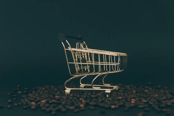 Košík Pro Supermarket Pozadí Kávovými Zrny — Stock fotografie