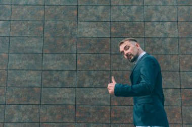 Arka planda mavi ceketli bir iş adamı.