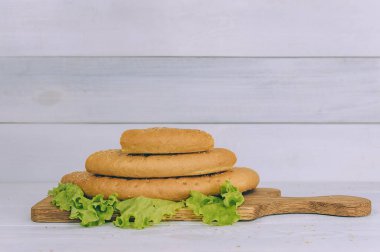 Beyaz bir masada dilimlenmiş yeşil ekmekli tortilla ekmeği.