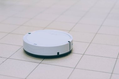 Fayans zeminde akıllı robot süpürgesi