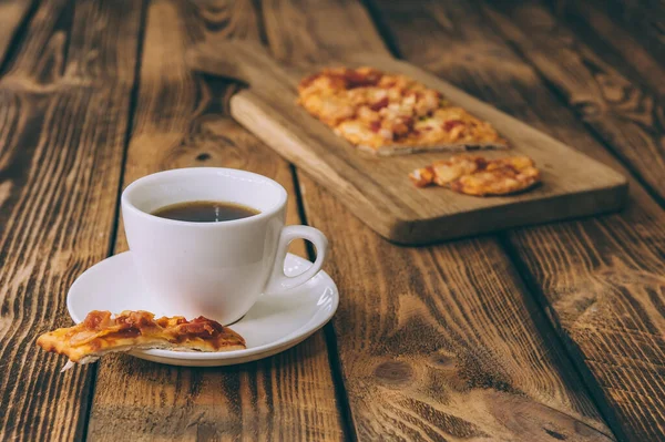 Lite Pizza Ett Träbord Med Kopp Kaffe Snabbmat Tillagad Hemma — Stockfoto