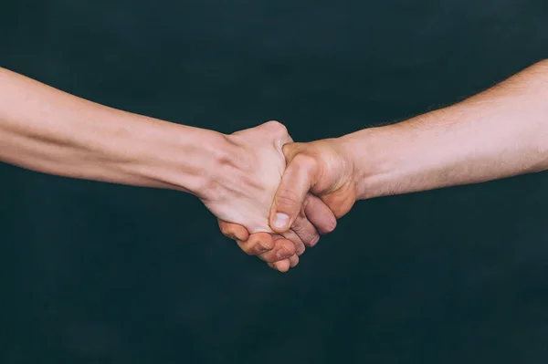 Bir erkekle tokalaşan bir kız.