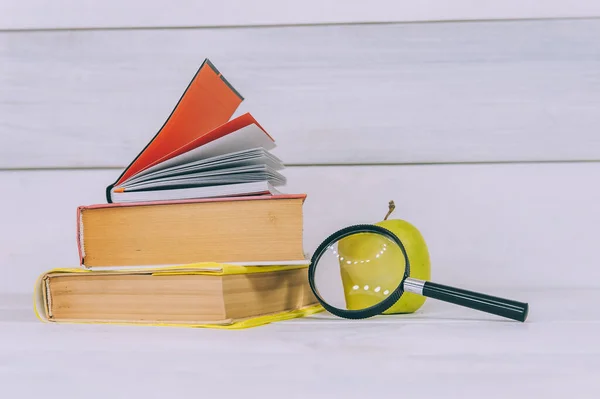 Begreppet Tillbaka Till Skolan Grönt Äpple Med Förstoringsglas Bakgrund Böcker — Stockfoto