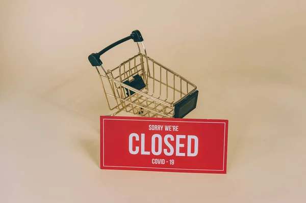 Červená Značka Promiňte Máme Zavřeno Covid Vozíkem Supermarketu Světlém Pozadí — Stock fotografie