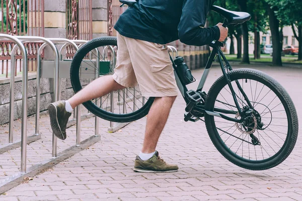 Bărbat Fură Bicicletă Nefixată Oraș — Fotografie, imagine de stoc